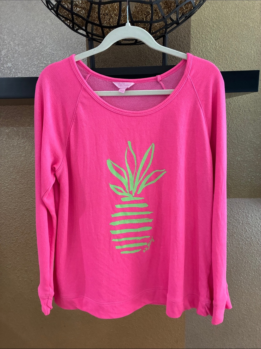 Lilly Pulitzer Sandy Popover Tiki  Pink Pineapple sweatshirt L 🍍🌺
